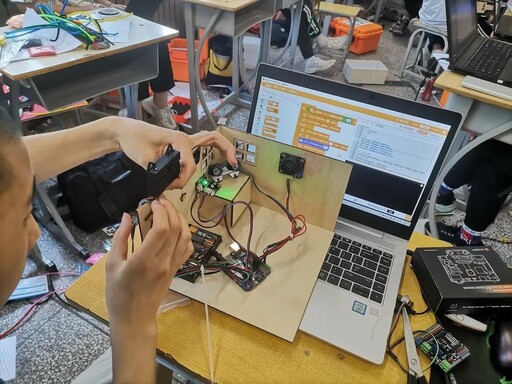 僅僅需要等待短短幾十秒，就能拿到與自己設(shè)計的分毫不差的結(jié)構(gòu)件，使將自己的創(chuàng)意變?yōu)楝F(xiàn)實。