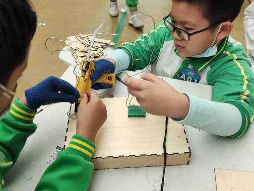 選手互相協(xié)助完成比賽作品