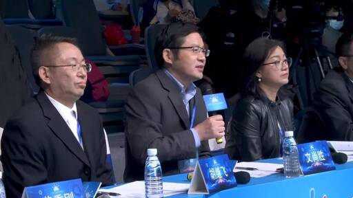 評委認(rèn)真觀看選手作品