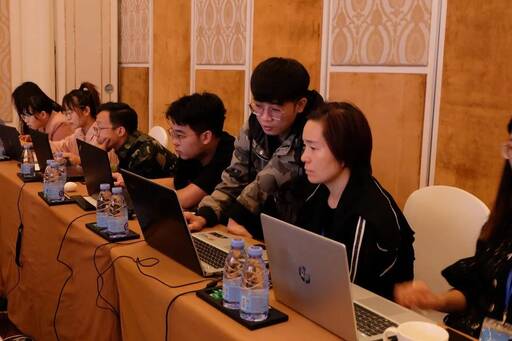 激光切割機器和LaserMaker建模軟件的培訓(xùn)在第二天展開