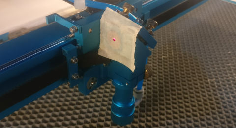 （紅光指示光路路徑與激光光路路徑重合，調(diào)試完成） 