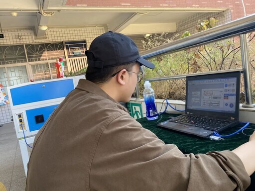 激光切割機與LaserMaker就位