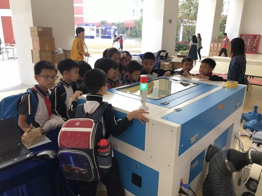 雷大宇剛剛亮相，小朋友們就對它產(chǎn)生了濃烈的興趣。