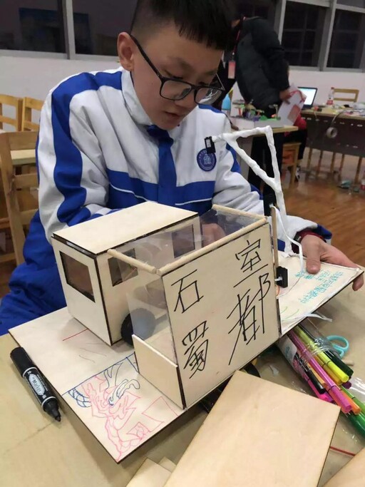 同學們聚焦現(xiàn)代交通，暢想未來，將自己的想象力通過一雙巧手和數(shù)字化制造工具化