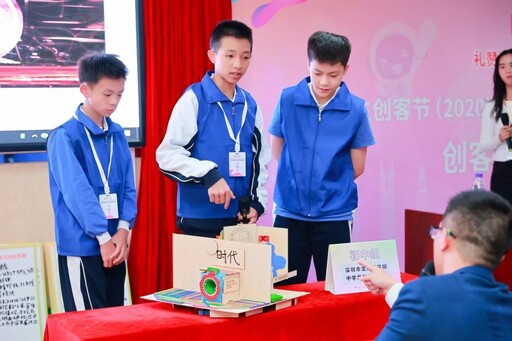 評學(xué)生作品，贊許其創(chuàng)意和想法，也為選手們的作品不足之處提出了改進意見。