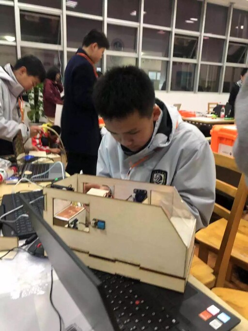 認真地埋頭造物