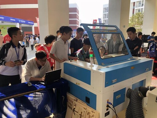 本次創(chuàng)客馬拉松以小組為單位，根據(jù)組委會提供的器材，在指定時間內(nèi)通過電腦編程、硬件搭建、造型設(shè)計等創(chuàng)作智能實物作品。