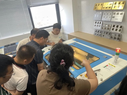 熱烈歡迎廣州市從化區(qū)“基于激光切割的創(chuàng)意智造項(xiàng)目”教師一行蒞臨我司開展研修活動！